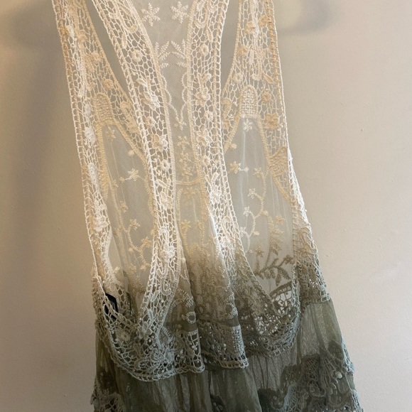 Beautiful Ombré Lace Top - Picture 2 of 3